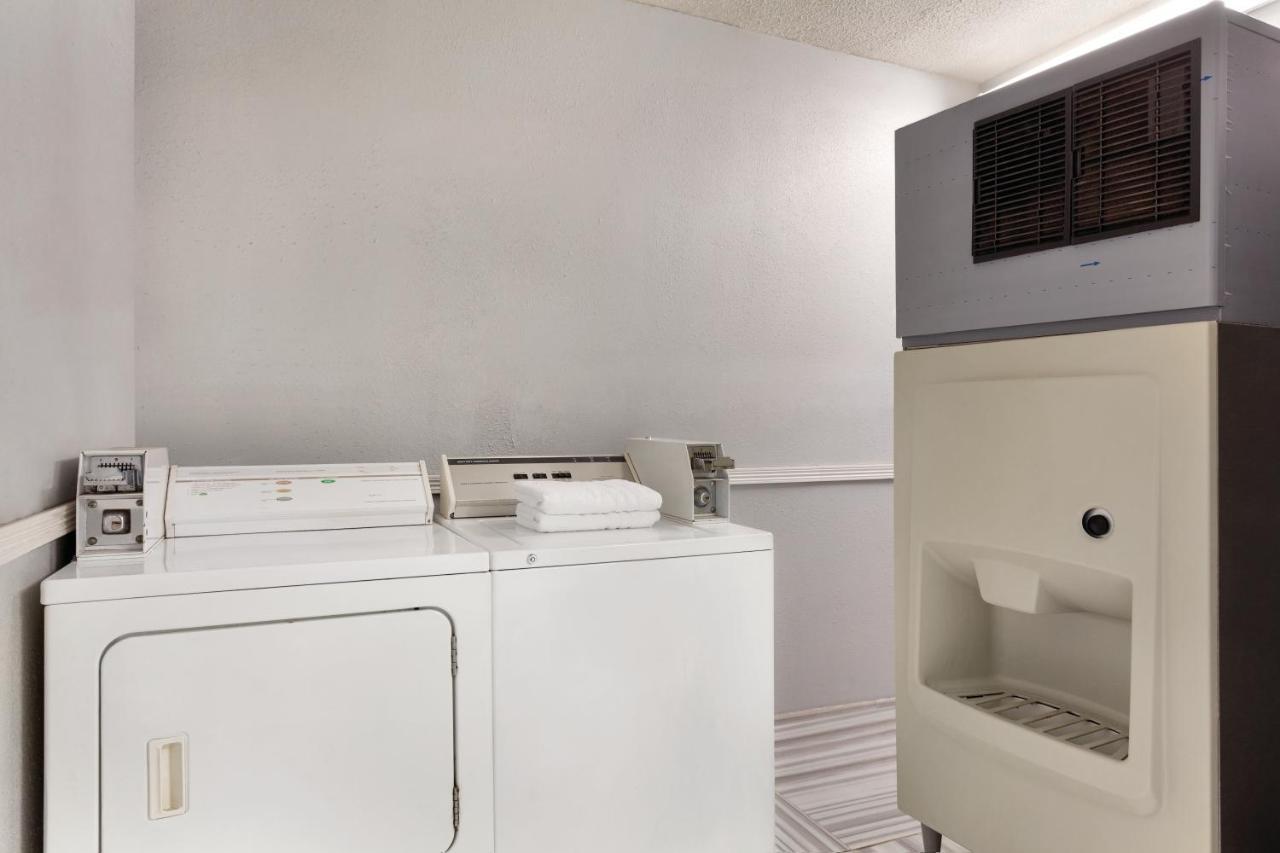 Days Inn By Wyndham Kansas City International Airport Екстериор снимка