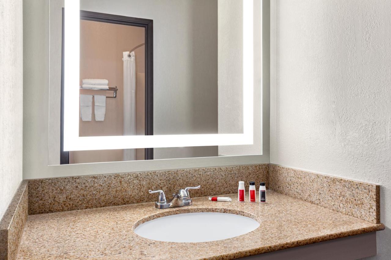 Days Inn By Wyndham Kansas City International Airport Екстериор снимка