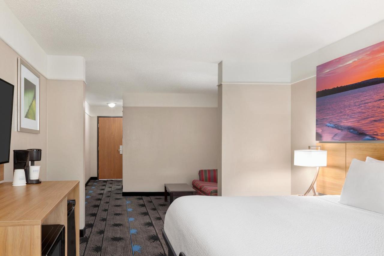 Days Inn By Wyndham Kansas City International Airport Екстериор снимка