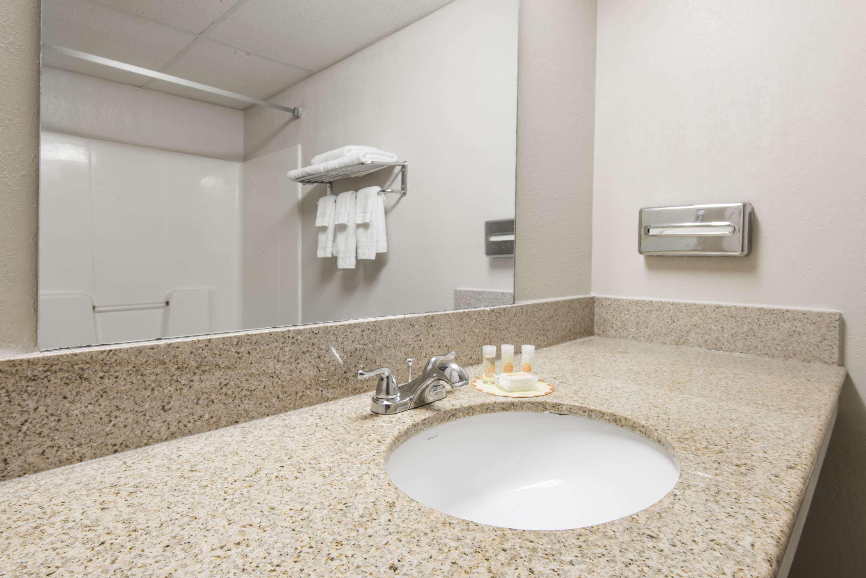 Days Inn By Wyndham Kansas City International Airport Екстериор снимка