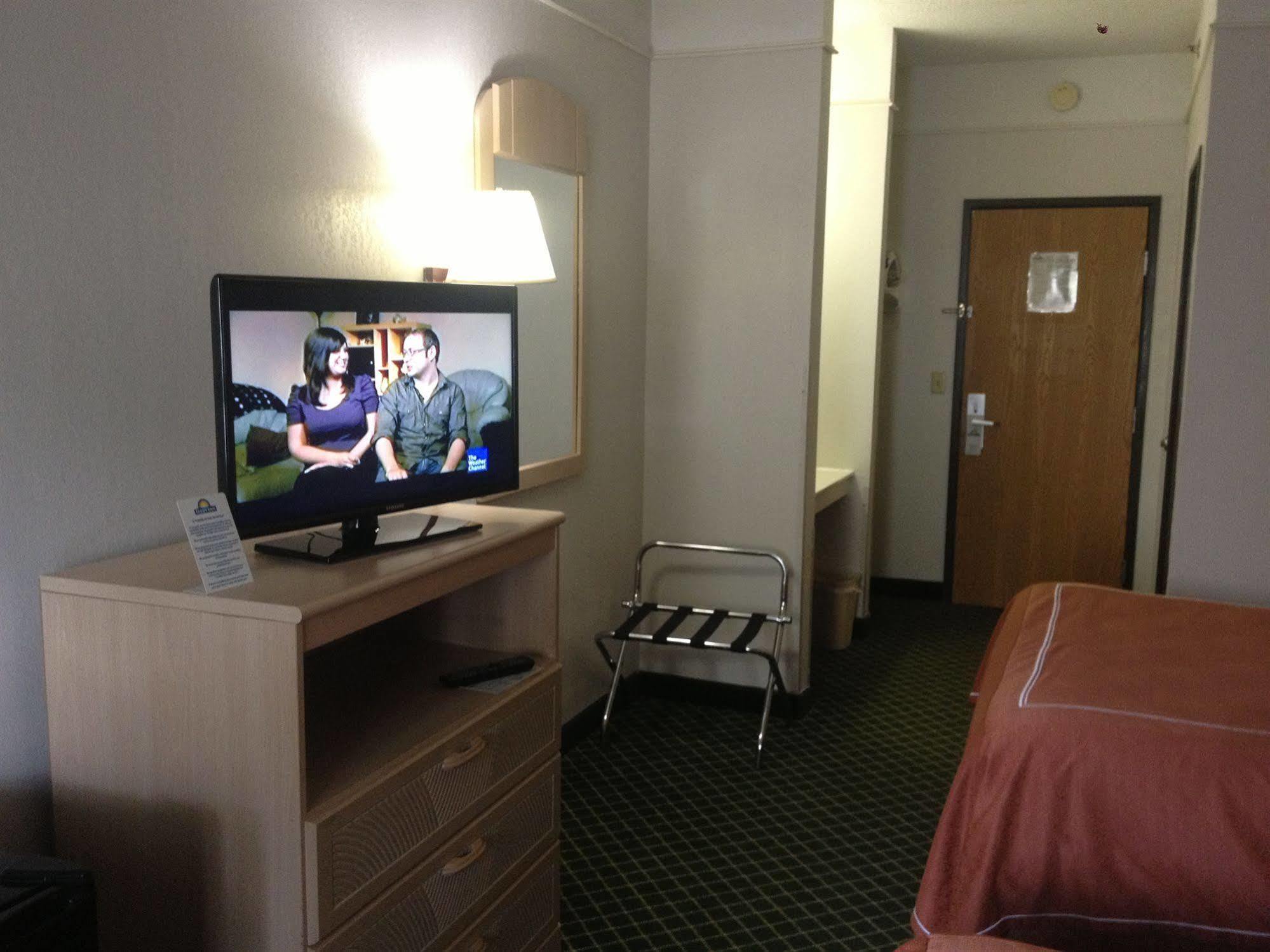 Days Inn By Wyndham Kansas City International Airport Екстериор снимка